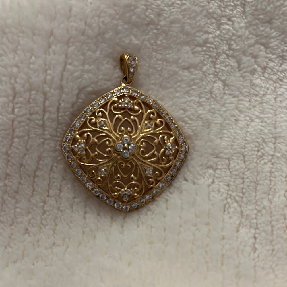 Elegant Gold Pendant with Intricate Design